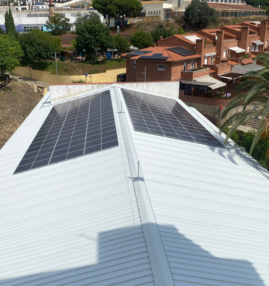 Adclofent apuesta por la sostenibilidad e implementa placas solares en sus instalaciones